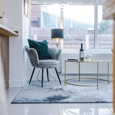 Open Plan - 3 Bedroom House - Garden And Outdoor Seating - Driveway Parking - Short Drive To City Centre Saughall Экстерьер фото