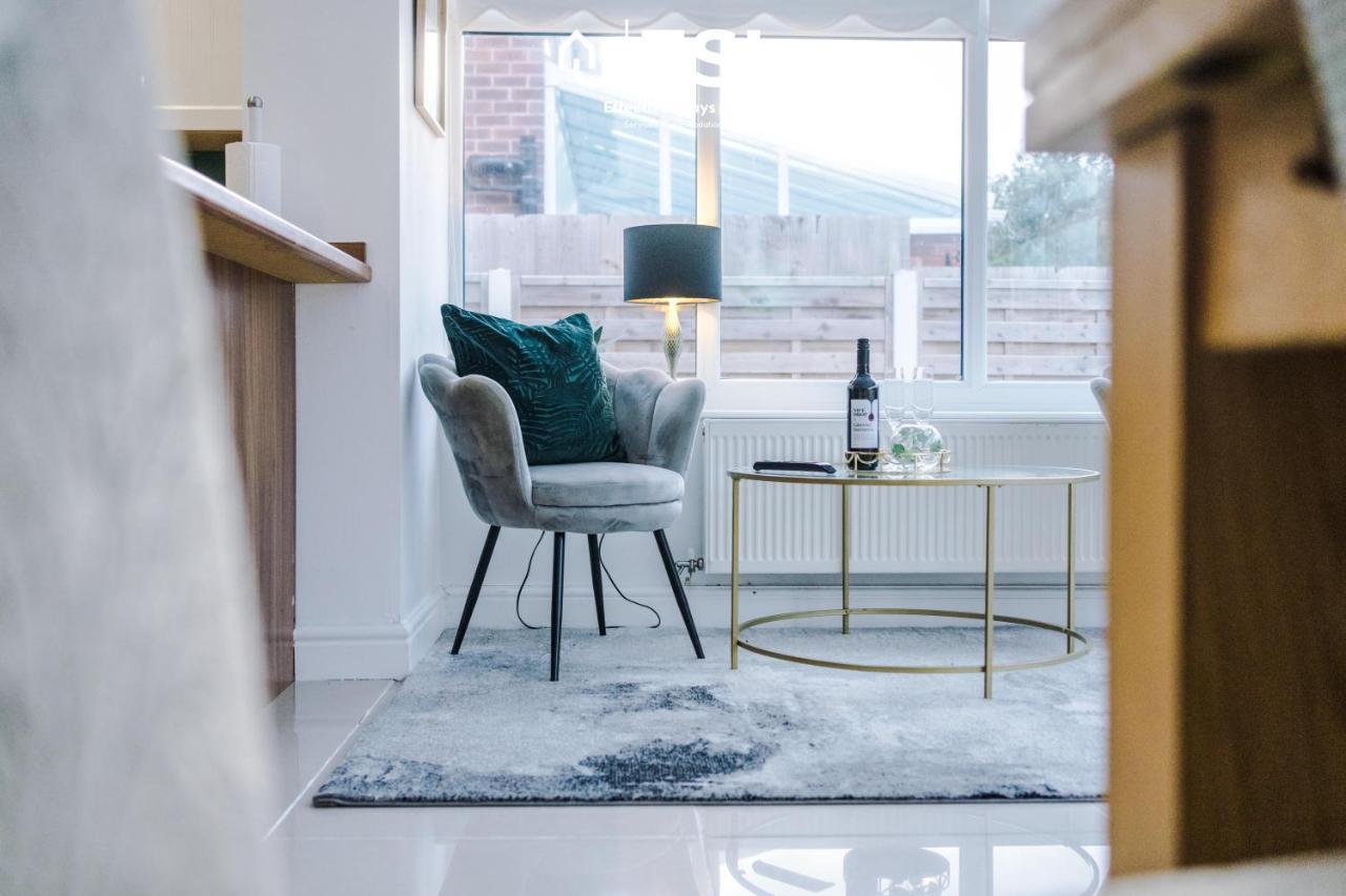 Open Plan - 3 Bedroom House - Garden And Outdoor Seating - Driveway Parking - Short Drive To City Centre Saughall Экстерьер фото